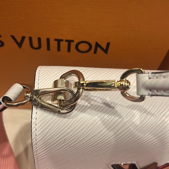 Louis Vuitton Twist PM gradient 2022 collection ๐ - Picture 8 of 17